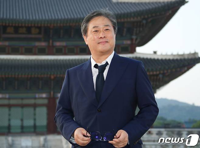 박찬욱 감독이 16일 서울 종로구 경복궁 근정전 입구에서 진행된 구찌(Gucci)의 2024 크루즈 쇼 포토콜 행사에서 옅은 미소를 짓고 있다. ⓒ News1 권현진 기자