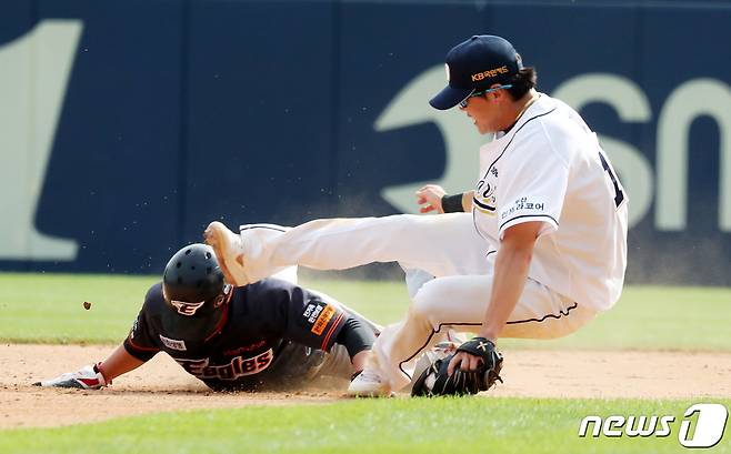 26일 오후 서울 송파구 잠실야구장에서 열린 프로야구 '2019 신한은행 MY CAR KBO 리그' 한화이글스와 두산베어스의 경기에서 7회초 한화 공격 2사 주자 1루 상황 1루 주자 정은원이 도루하고 있다. 2019.5.26/뉴스1 ⓒ News1 이승배 기자