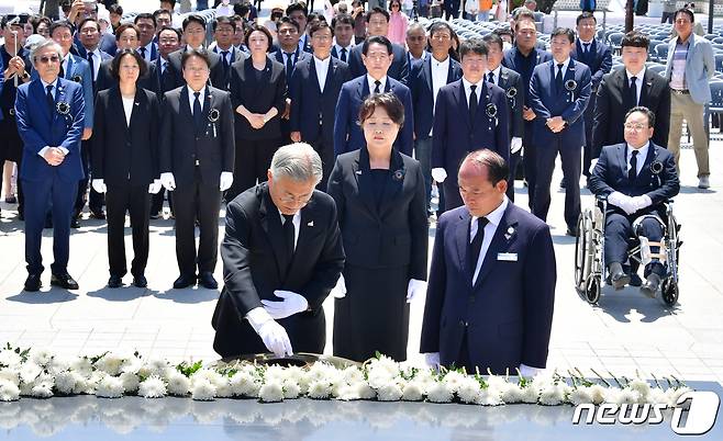 문재인 전 대통령과 부인 김정숙 여사가 17일 오전 광주 국립5·18민주묘지를 찾아 참배하고 있다. (공동취재) 2023.5.17/뉴스1 ⓒ News1 황기선 기자