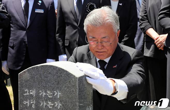 문재인 전 대통령이 17일 오전 광주광역시 북구 국립5.18민주묘지를 방문해 이한열 열사의 묘소를 찾아 참배하고 있다.(공동취재) 2023.5.17/뉴스1 ⓒ News1 황기선 기자