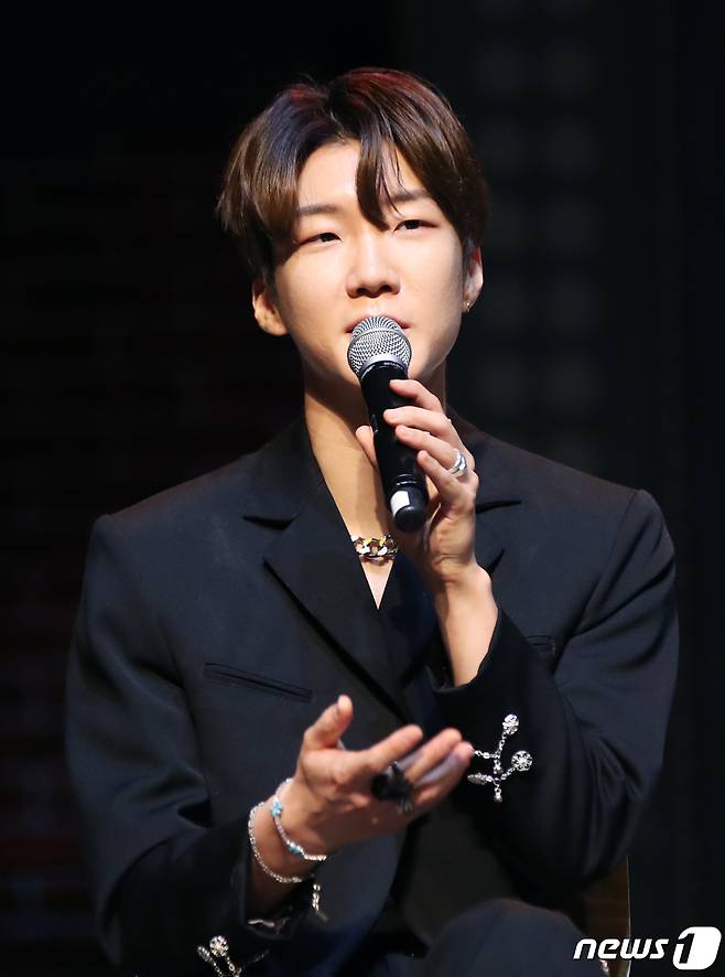 위너 이승훈이 17일 오후 서울 강남구 광림아트센터 BBCH홀에서 진행된 쇼 뮤지컬 '드림하이' 프레스콜에서 배역 소개를 하고 있다. '드림하이'는 지난 2011년 KBS 2TV에서 방영된 동명의 인기 드라마를 원작으로 한 쇼 뮤지컬로, 드라마 속 주인공들의 10년 후 이야기를 그린다. 2023.5.17/뉴스1 ⓒ News1 권현진 기자