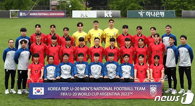 7일 오후 경기도 파주 축구국가대표트레이닝센터(NFC)에서 열린 20세 이하(U-20) 남자 축구대표팀 미디어데이에서 김은중 감독을 비롯한 코치진과 선수들이 기념촬영을 하고 있다.  2023.5.7/뉴스1 ⓒ News1 김민지 기자