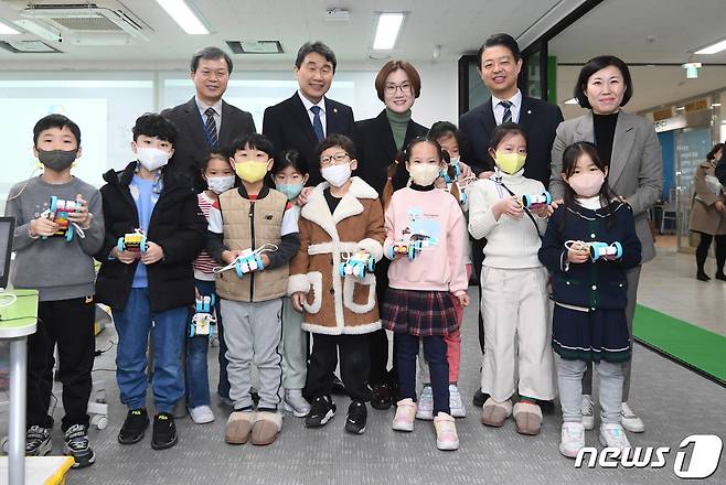이주호 사회부총리 겸 교육부 장관(뒷줄 왼쪽 두 번째)과 김영미 저출산·고령화위원회 부위원장, 김영호 더불어민주당 의원이 지난 2월 서울 서대문구 서울가재울초등학교 늘봄학교 관련 현장을 방문, 학생들과 기념촬영을 하고 있다. (공동취재) 2023.2.9/뉴스1 ⓒ News1 이승배 기자