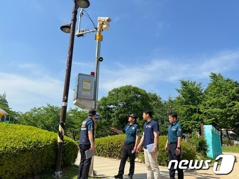 경찰관계자들이 야외 방범비상벨, CCTV를 점검하고 있다./뉴스1 이현동 기자