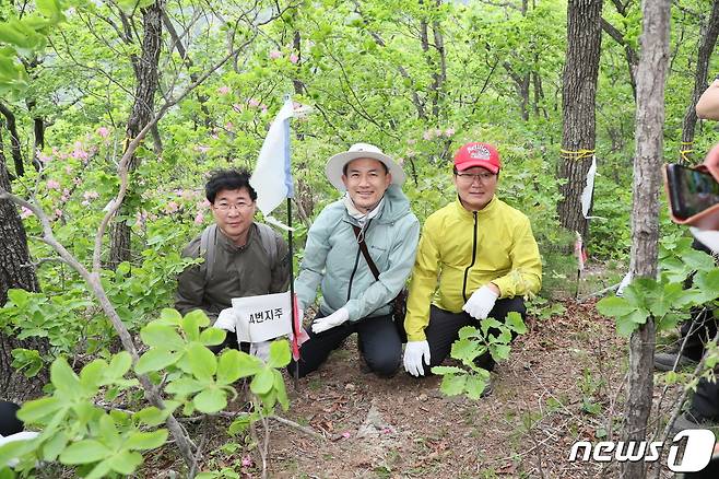 17일 강원 양양군 설악산 오색케이블카 설치 예정지를 찾은 김진태 지사.(강원도 제공) 2023.5.17/뉴스1