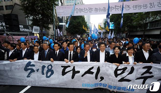 이재명 더불어민주당 대표와 박광온 원내대표가 17일 오후 광주 동구 금남로에서 열린 5·18민주화운동 제43주년 전야제에 당원들과 함께 참석해 거리행진을 하고 있다. 2023.5.17/뉴스1 ⓒ News1 황기선 기자