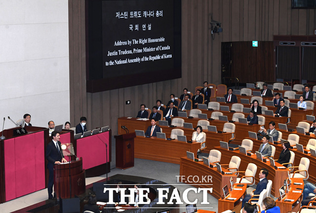 저스틴 트뤼도 캐나다 총리가 17일 국회 본회의장에서 연설을 하고 있다.