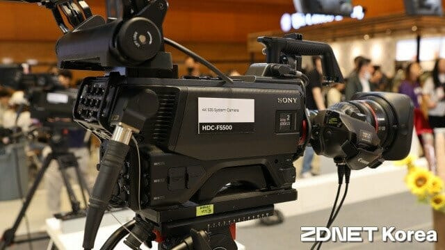 슈퍼 35mm 4K 2/3인치 CMOS 센서를 탑재한 방송용 카메라인 HDC-F5500. (사진=지디넷코리아)