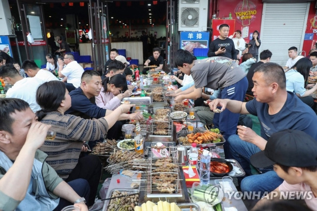 산둥성 쯔보시의 바비큐 거리에서 식사를 즐기는 중국인들. [사진출처=AFP연합뉴스]