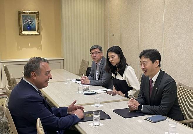 윤형중 한국공항공사 사장(오른쪽)이 루이스 펠리페 데 올리베이라 ACI 세계본부 사무총장과 ‘에어포트 이노베이트 2025’의 성공적 개최방안을 논의하고 있다. 사진제공=한국공항공사