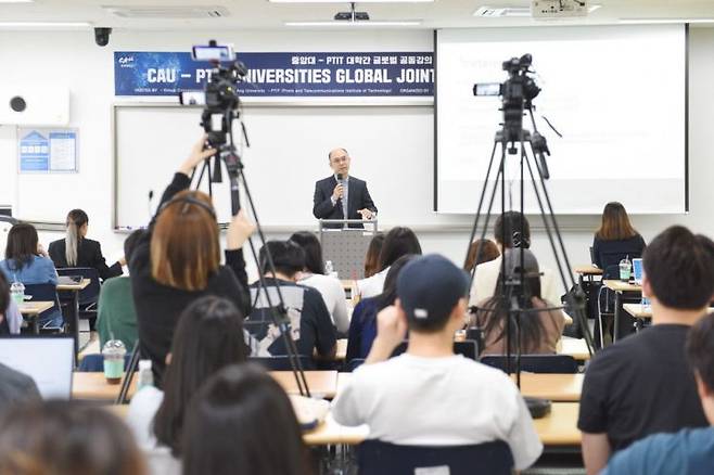 12일 중앙대학교 서울캠퍼스 100주년 기념관에서 진행한 '한국-베트남 대학간 글로벌 공동강의'에서 위정현 중앙대 가상융합대학장이 특강을 하고 있다/사진=중앙대학교