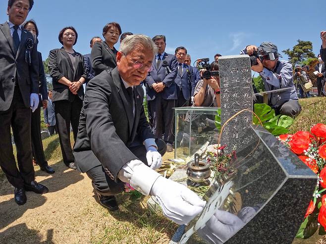 문재인 전 대통령이 17일 오전 광주 북구 망월동 민족민주열사의 묘지 내 고 이한열 열사의 묘소를 참배하고 있다. /뉴시스