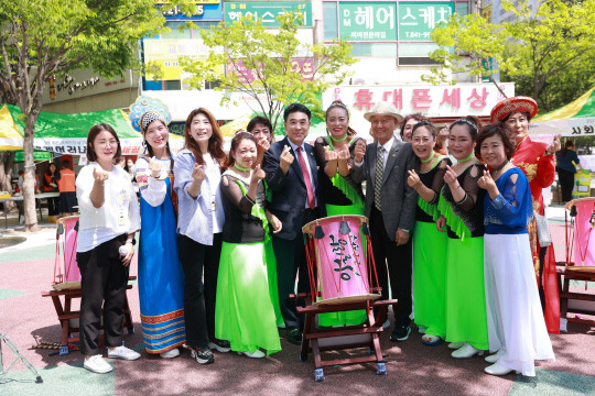 계룡시가 지난 16일 엄사면 원형광장 일원에서 제16회 세계인의 날 기념 '다(多)문화 다함께' 행사를 개최했다. 사진=계룡시 제공