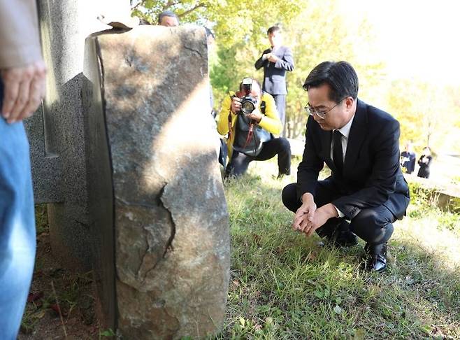 김동연 경기도지사가 지난해 10월 안산시 단원구에 있는 선감학원 사건 추모비를 살펴보고 있다. ⓒ