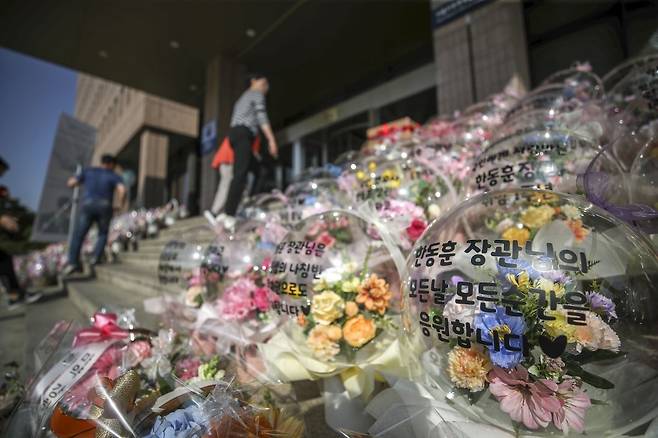 법무부 계단에 쌓인 한동훈 법무부장관 취임 1주년 축하 꽃. 뉴시스