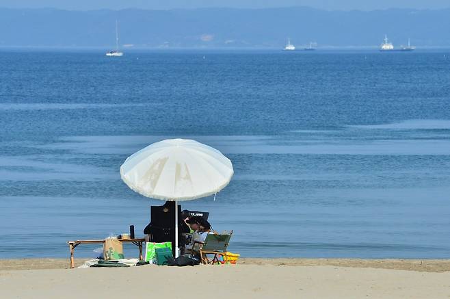 경북 포항시의 낮 최고 기온이 33.6도까지 올라간 16일 북구 영일대해수욕장 백사장에서 한 가족이 시원한 바닷바람에 더위를 식히고 있다.2023.5.16/뉴스1