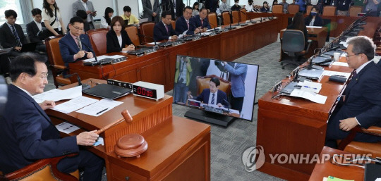 17일 국회 윤리특위에서 변재일 위원장이 의사봉을 두드리고 있다. 이날 오전 민주당은 김남국 의원에 대한 윤리특위 제소를 결정했다.<연합뉴스>