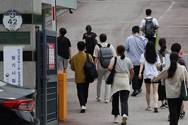 국가공무원 7급 공채 필기시험 응시자들이 시험장이 마련된 성동구의 한 고등학교로 들어가고 있다. (사진=저작권자(c) 연합뉴스, 무단 전재-재배포 금지)