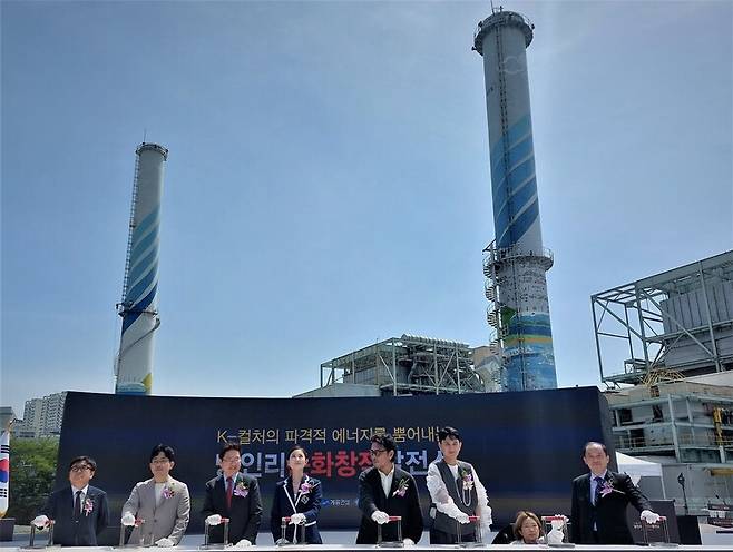 17일 오전 열린 서울 당인리 문화창작발전소 착공식에서 축하 세리머니 장치를 누르는 참석자들. 왼쪽부터 시공사인 윤길호 계룡건설 사장, 백현호 문체부 엠제트(MZ)드리머스 단원, 박보균 문체부 장관, 김주원 발레리나, 조민석 건축가, 박그림 작가, 이유정 소플 대표, 김호빈 한국중부발전 사장.