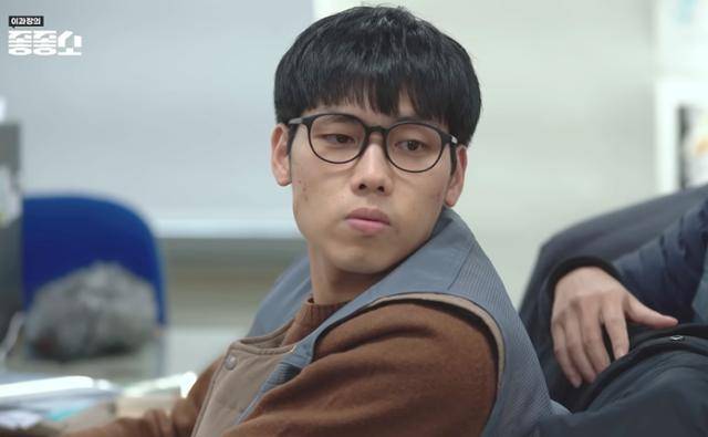 웹 드라마 '좋좋소'의 한 장면. 허름한 탕비실이 복지의 전부라는 설명을 들은 조충범의 눈빛이 초점을 잃었다. 유튜브 이과장 채널 캡처