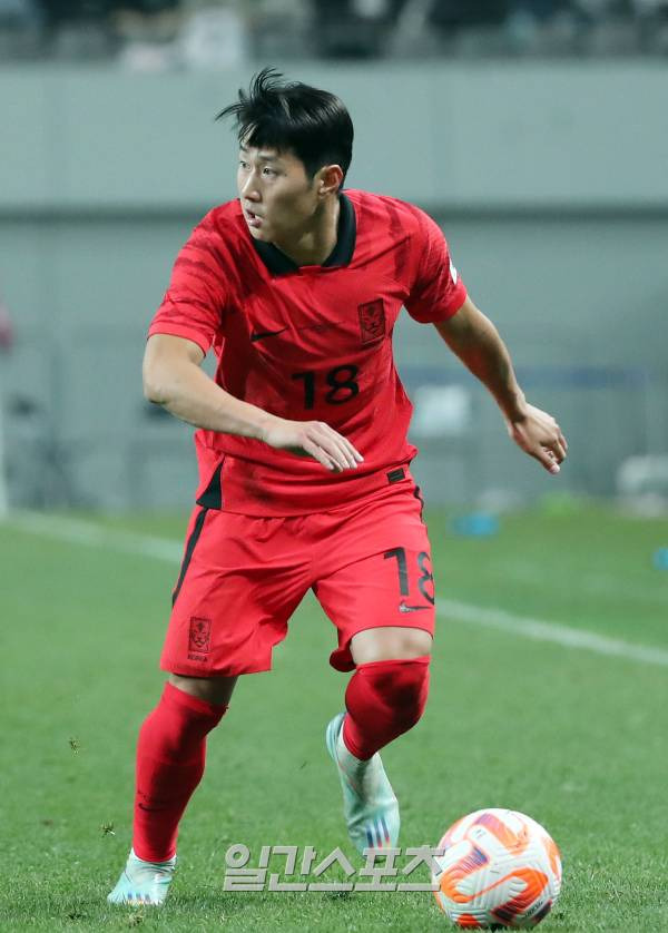 위르겐 클린스만 감독이 이끄는 대한민국 축구대표팀이 28일 오후 서울 마포구 서울월드컵경기장에서 우루과이를 상대로 평가전을 가졌다. 후반 이강인이 측면 돌파 후 패스할 곳을 찾고 있다. 상암=김민규 기자 mgkim1@edaily.co.kr /2023.03.28/