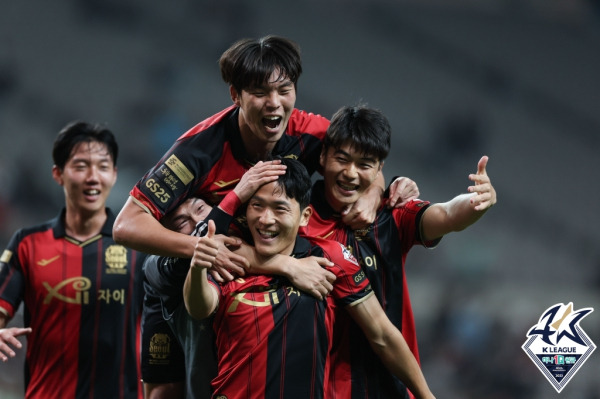 FC서울 나상호(아래)가 9일 광주FC전에서 득점에 성공한 뒤 동료들의 축하를 받고 있다. 사진=프로축구연맹