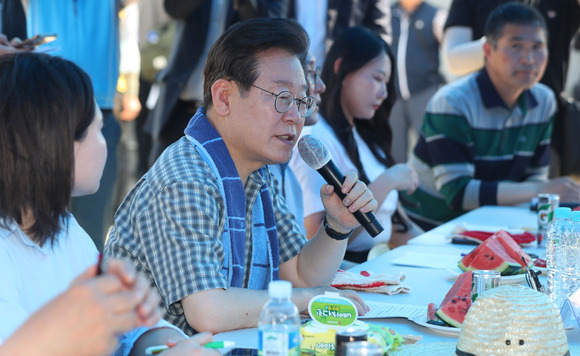 이재명 더불어민주당 대표가 지난 16일 경기 안성시 죽산면 농가에서 청년농업인 현장간담회를 하고 있다. [사진=뉴시스]