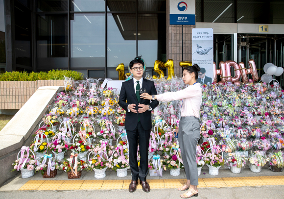 한동훈 법무부장관이 취임 1주년인 17일 오전 경기 과천시 정부과천청사 법무부로 출근하며 취재진의 질문에 답하고 있다. [사진=뉴시스]