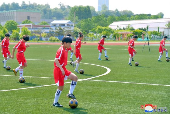 북한이 15일 동평양경기장에서 아시아축구연맹의 '대중 축구의 날' 행사를 진행했다고 조선중앙통신이 16일 전했다. 이날 행사에 참석한 선수들이 드리블 연습을 하고 있다. [사진 조선중앙통신]