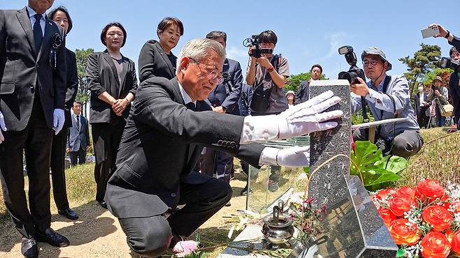문재인 전 대통령이 국립5.18민주묘지를 방문해 고 문재학 열사의 묘역을 참배하고 있다. 뉴스1