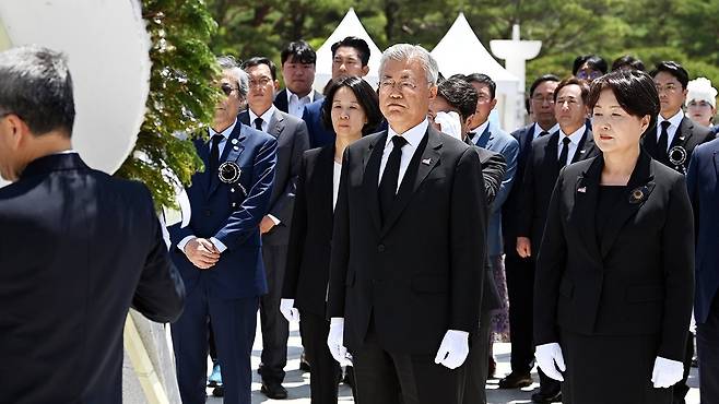 문 전 대통령이 국립5.18민주묘지를 찾아 참배하고 있다. 뉴스1