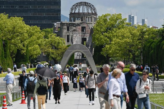 오는 19일 주요7개국(G7) 정상회담이 열리는 일본 히로시마의 평화기념공원에 시민들이 지나고 있다. AFP=연합뉴스