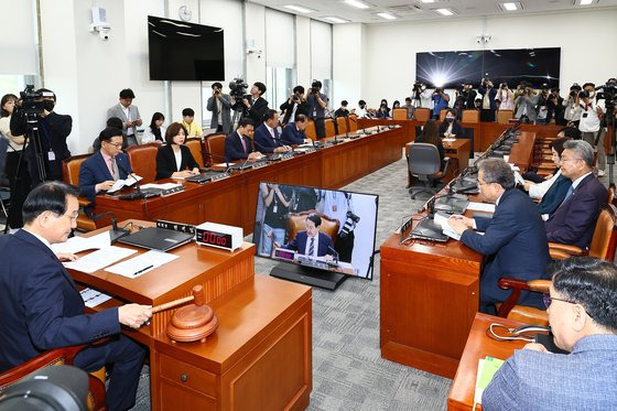 변재일 윤리특별위원회 위원장이 17일 국회 윤리위 전체회의에서 의사봉을 두드리고 있다. 김현동 기자