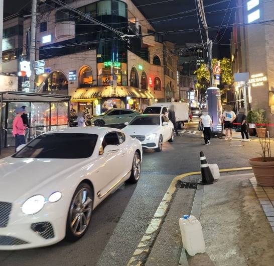 압구정 로데오거리 골목에 차량이 지나다니는 모습. 사진=한경비즈니스