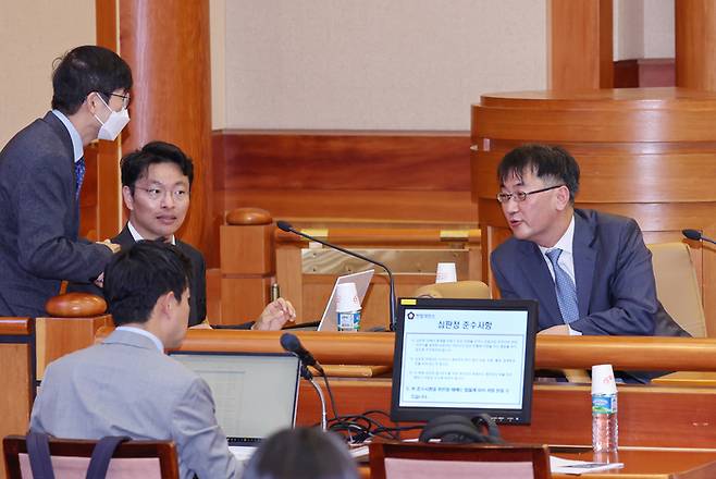 강인철 변호사가 17일 오후 서울 종로구 헌법재판소 대심판정에서 열린 유류분 제도 관련 법 조항의 위헌 심판을 위한 첫 공개변론에 참석해 관계자들과 대화를 나누고 있다. 연합뉴스