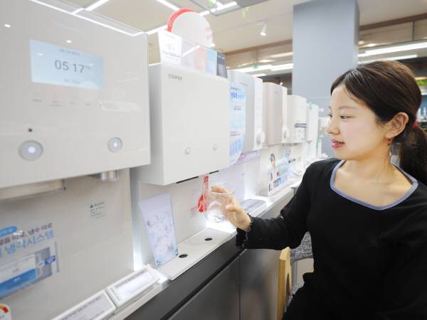 롯데하이마트 모델이 여름용 주방 가전을 살펴보고 있다. 롯데하이마트 제공