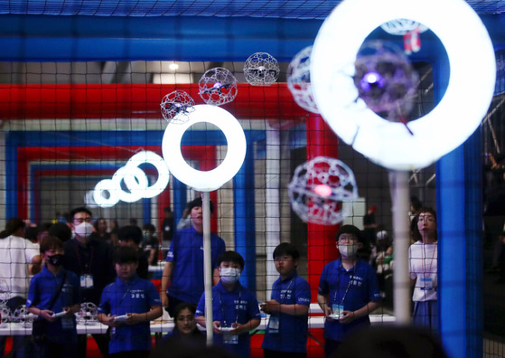 A youth drone football tournament takes place during the Korea Drone and UAM (urban air mobility) Expo 2023 held at Songdo Convensia in Incheon on Wednesday. The exhibition runs from Wednesday to Saturday. [YONHAP]