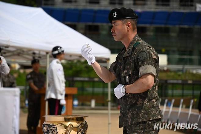 김진호 7사단장이 분향하고 있다.(육군 7사단 제공)