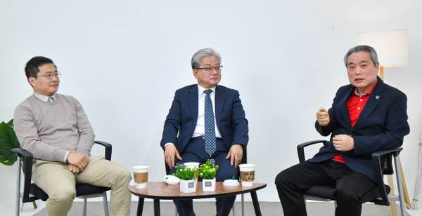 오만종(오빌교회) 이진호(영종중앙장로교회) 표세철(주양교회) 목사(왼쪽부터)가 최근 서울 여의도 국민일보 스튜디오에서 열린 좌담회에서 우리 사회의 외로움 문제 해결을 위한 협력의 필요성에 대해 말하고 있다. 신석현 포토그래퍼