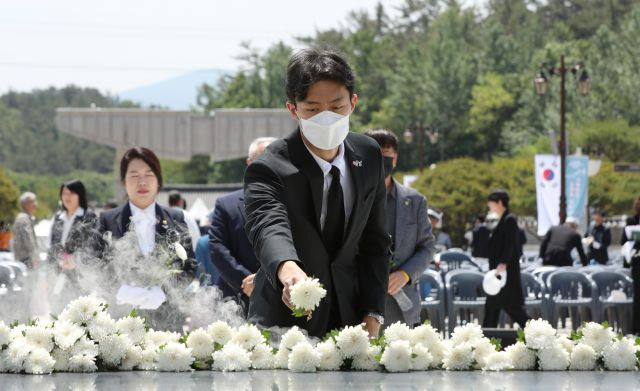 전직 대통령 전두환씨 손자 전우원씨가 17일 광주 북구 국립5·18민주묘지에서 열린 5·18 민주화운동 제43주년 추모식에 참석해 헌화하고 있다. 연합뉴스