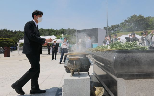 전직 대통령 전두환씨 손자 전우원씨가 17일 광주 북구 국립5·18민주묘지에서 열린 5·18 민주화운동 제43주년 추모식에 참석해 헌화하고 있다. 연합뉴스