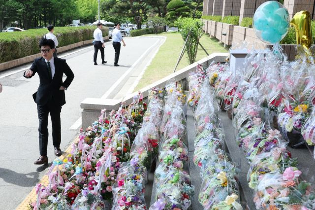 한동훈 법무부 장관이 취임 1년을 맞은 17일 오전 정부과천청사 법무부로 출근하고 있다. 연합뉴스