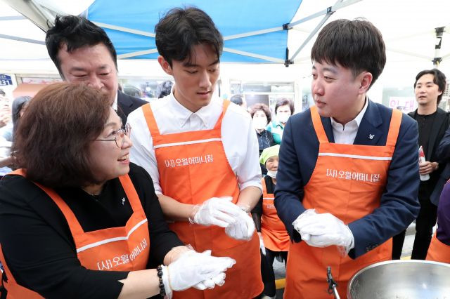 전두환 전 대통령 손자 전우원씨와 이준석 전 국민의힘 대표가 17일 광주 동구 금남로에서 열린 '오월 주먹밥' 나눔 행사에 참여하고 있다. 연합뉴스