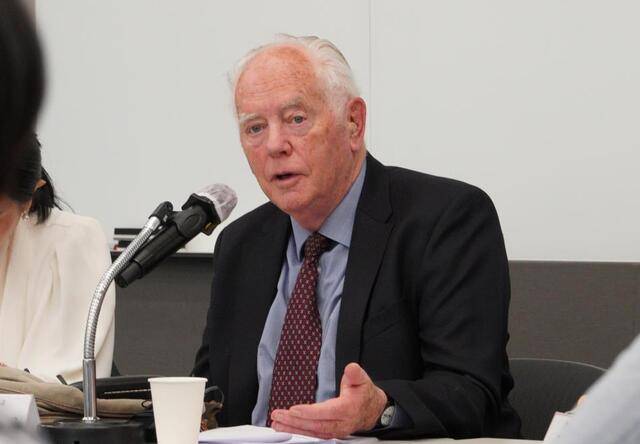 웨이드 앨리슨 영국 옥스퍼드대학교 명예교수가 지난 15일 서울 종로구 HJ비즈니스센터에서 '저선량 방사선 영향과 후쿠시마 오염수 논란-공포가 집어삼킨 과학'을 주제로 열린 기자간담회에서 발언하고 있다. 연합뉴스