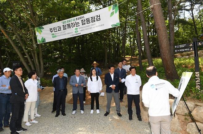 정종복 기장군수(우측)와 지역주민들이 장안 치유의 숲 조성공사 준공을 앞두고 합동점검을 하고 있다. / 사진 = 기장군청 제공