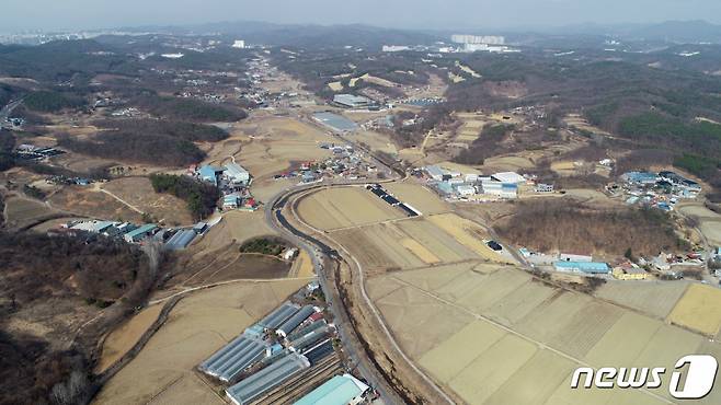 (용인=뉴스1) 김영운 기자 = 정부가 15일 경기도 용인시 처인구 남사읍 710만㎡ 일대를 국가산업단지로 지정하고 민간 투자를 바탕으로 한 세계 최대 규모 ‘첨단 시스템반도체 클러스터’를 조성하겠다고 밝혔다.  사진은 이날 대규모 시스템 반도체 국가산업단지로 지정된 경기 용인시 처인구 남사읍 일대. 2023.3.15/뉴스1  Copyright (C) 뉴스1. All rights reserved. 무단 전재 및 재배포 금지.