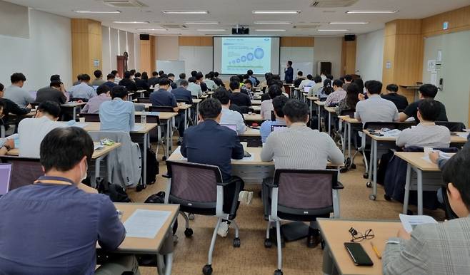 한국선급이 기업 등을 대상으로 해상풍력기술 교육을 하고 있다./사진제공=한국선급