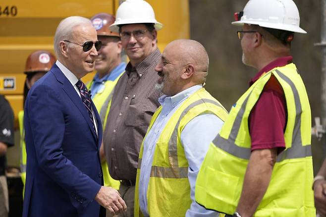 [더럼=AP/뉴시스] 조 바이든(왼쪽) 미국 대통령이 28일(현지시간) 노스캐롤라이나주 더럼의 반도체 제조업체 울프스피드사를 방문해 직원들과 인사하고 있다. 이 회사는 반도체지원법(CHIPS) 시행에 따라 50억 달러 규모의 반도체 제조 시설을 건설, 일자리 1800개 창출 계획을 발표한 곳이다. 바이든 대통령은 입법 성과를 홍보하기 위해 3주간의 '인베스팅 인 아메리카' 투어를 시작했다. 2023.03.29.