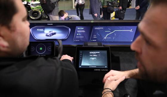 (라스베이거스(미국)=뉴스1) 이승배 기자 = 9일(현지시간) 미국 네바다주 라스베이거스 컨벤션센터에서 열린 '2019 국제전자제품박람회(CES)' 엔비디아 부스에서 인공지능 기반 차량 플랫폼이 전시돼 있다. 2019.1.10/뉴스1