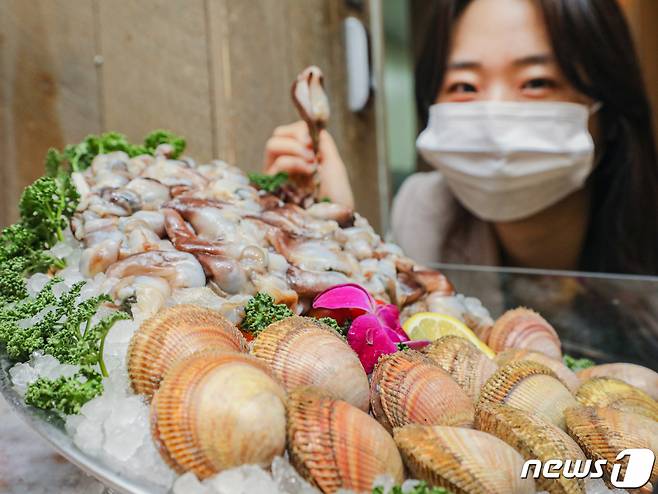 19일 오전 서울 강남구 현대백화점 무역센터점 지하 1층 식품관에서 직원이 '새조개'를 소개하고 있다. 사진제공=현대백화점
